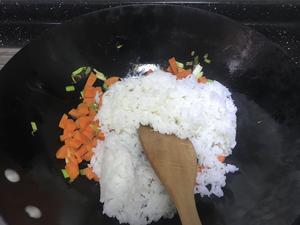 葱香胡萝卜肉肠丁炒饭的做法 步骤4