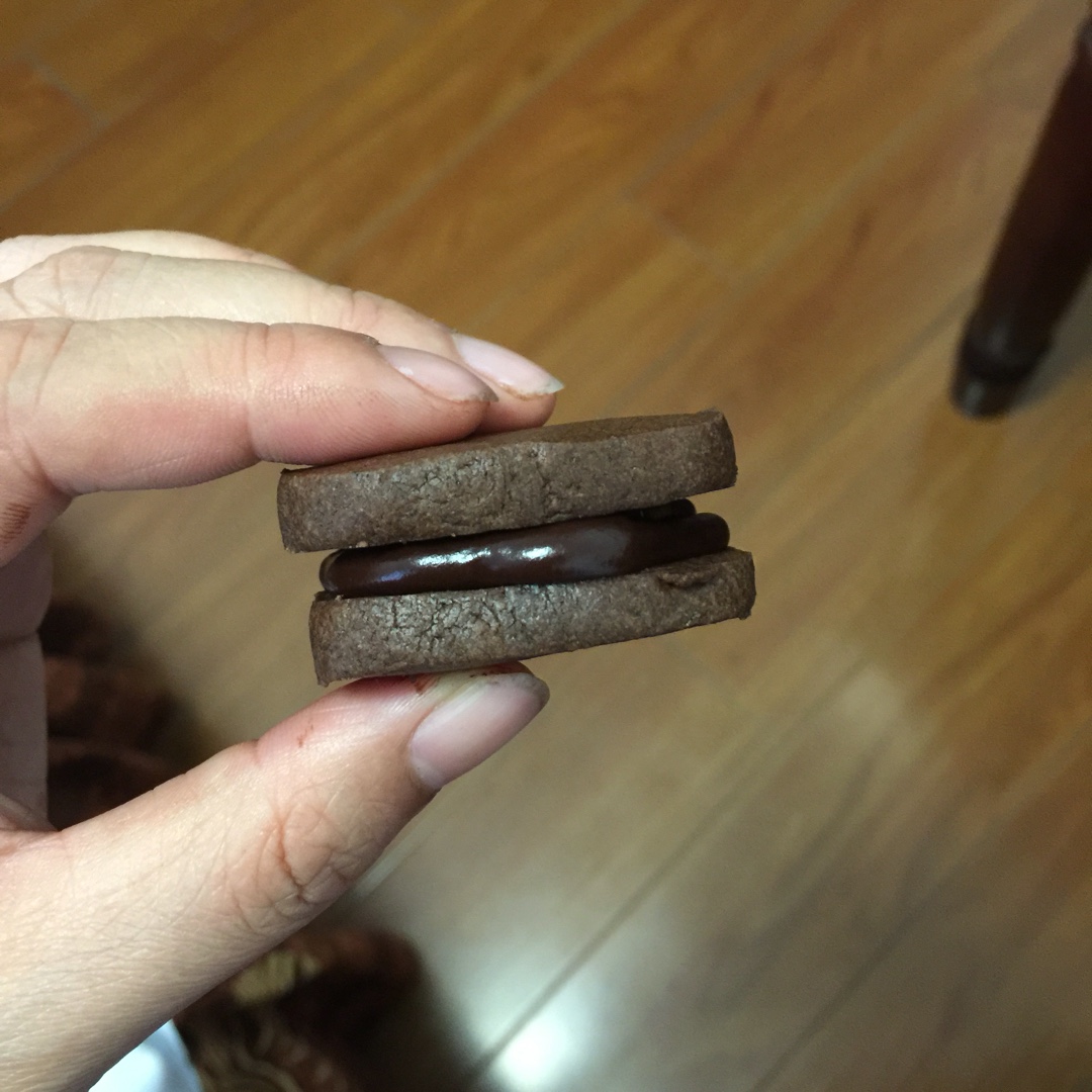 一舞清瑶做的巧克力夹心饼干