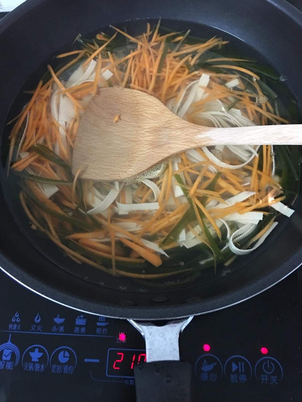 超快手的凉拌千张黄瓜胡萝卜丝