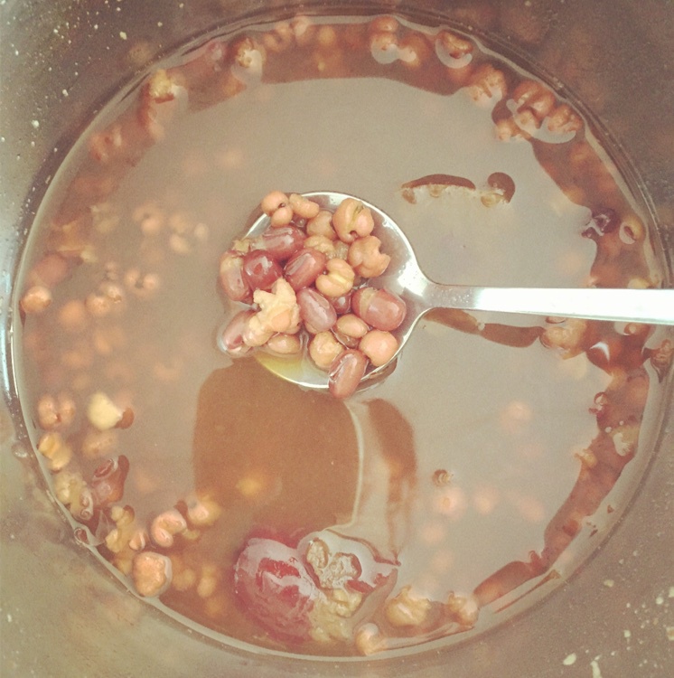 红豆薏米粥 (Red Bean and Pearl Barley Congee)