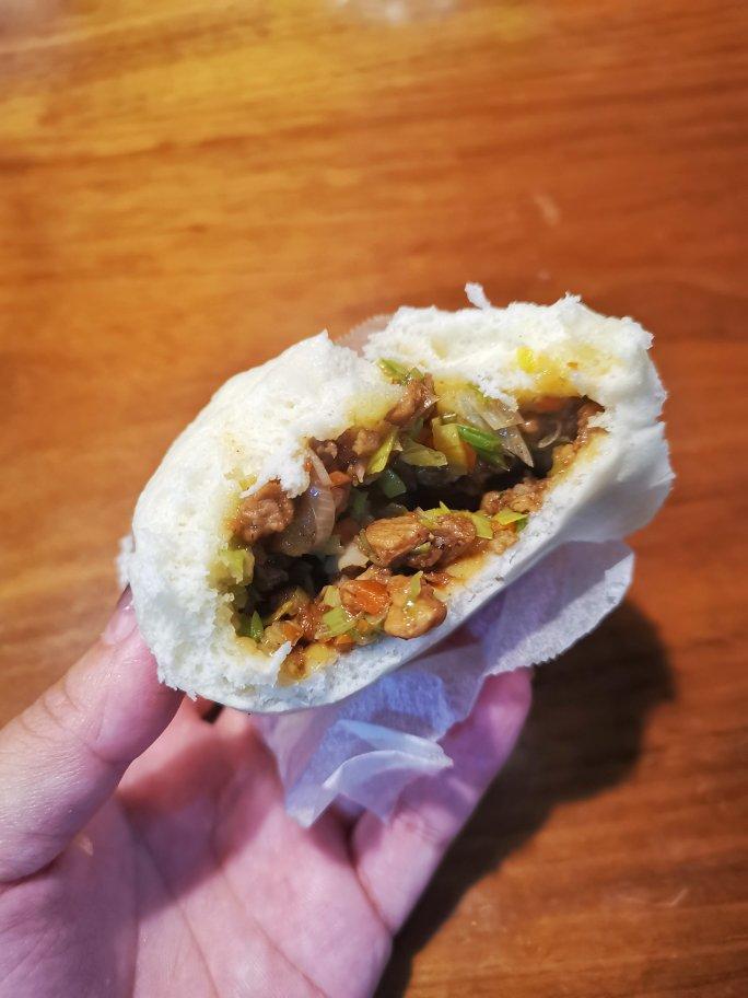 松软多汁的肉包子
