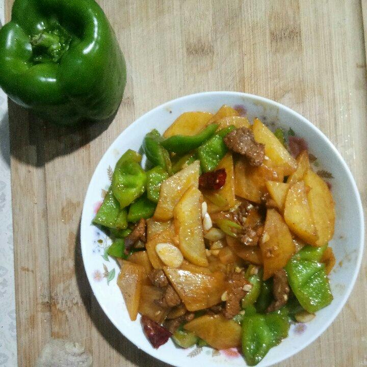 五花肉干煸土豆片