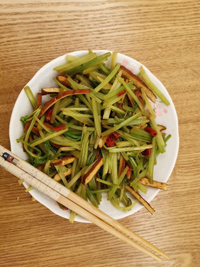 素菜：芹菜炒豆腐干