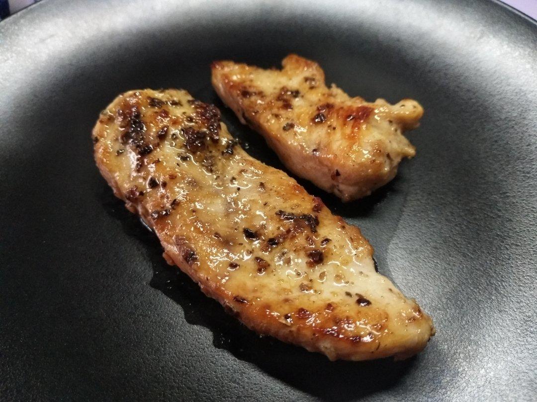 香煎黑胡椒鸡胸肉