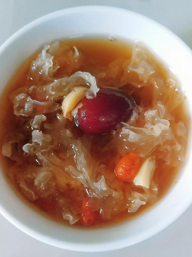 银耳红枣莲子汤的做法
