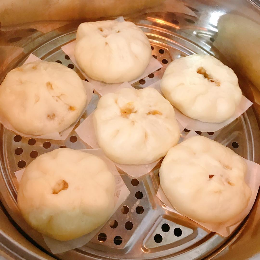 松软多汁的肉包子