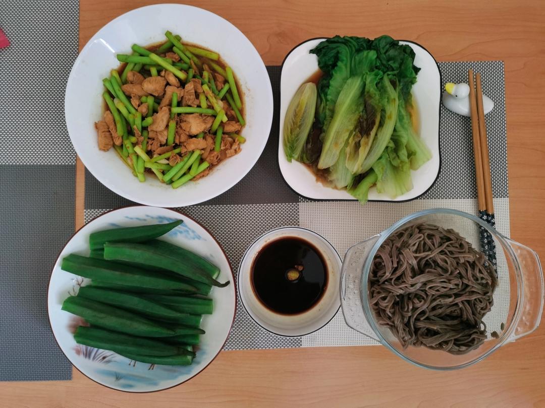 不爱吃鸡肉也会喜欢的：蒜薹炒鸡胸肉