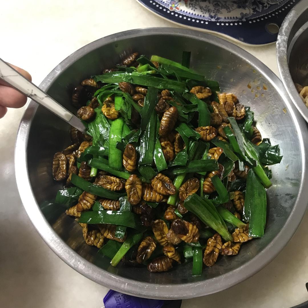 韭菜炒蚕蛹