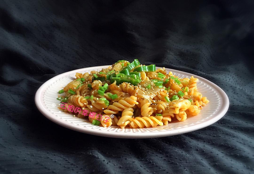 泡菜炒意面（泡菜炒年糕）的做法