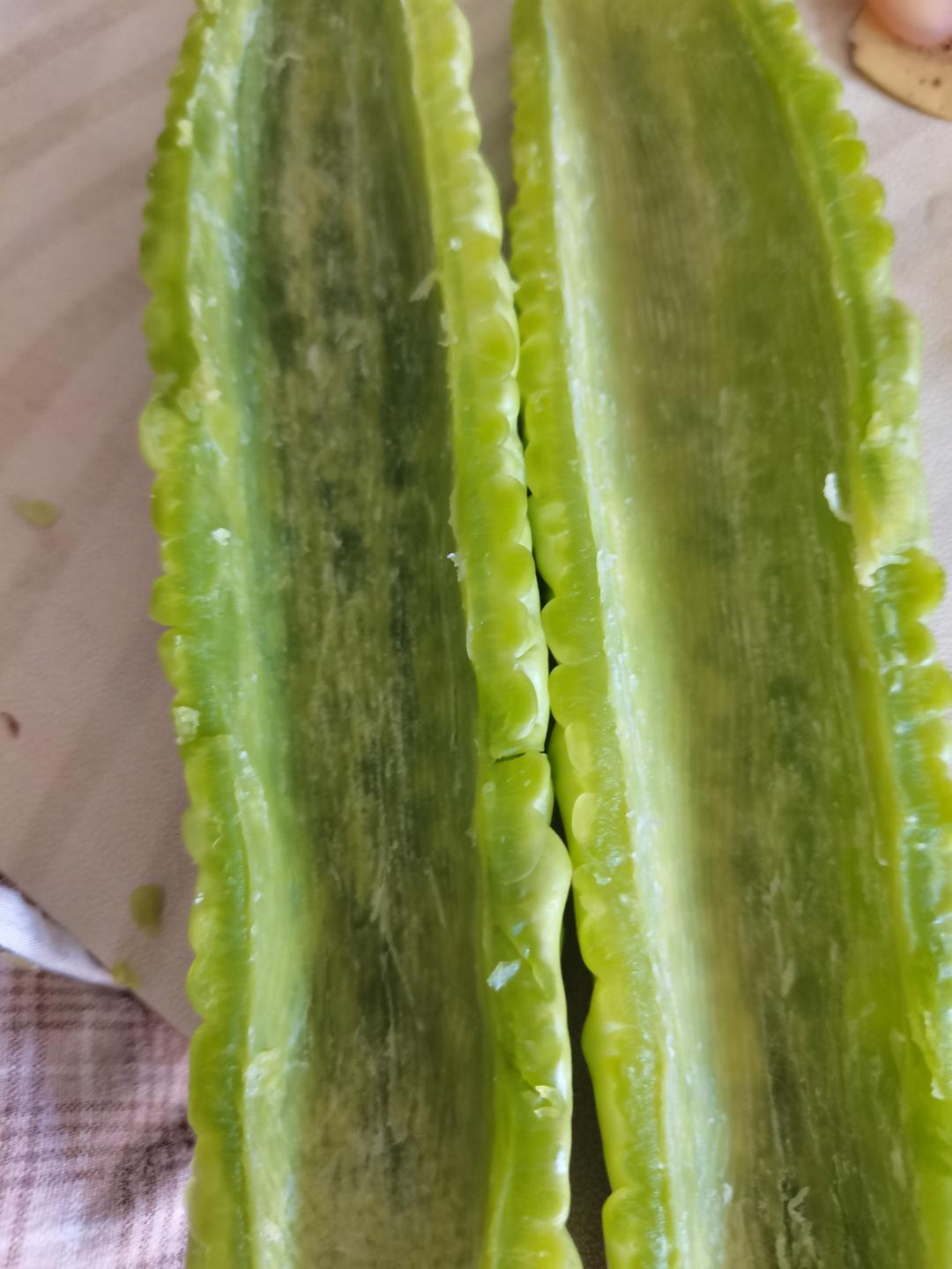 既消除了苦瓜的苦味,还清热降火的咸蛋黄炒苦瓜