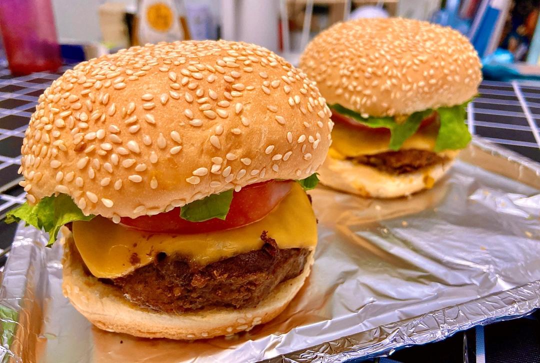 正宗的麦当劳双吉牛肉汉堡