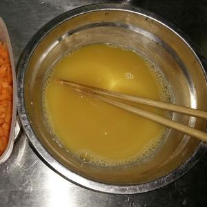胡萝卜丁炒蛋的做法 步骤2