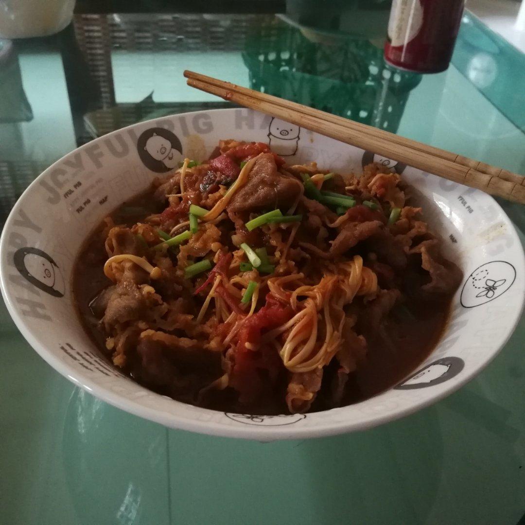 寝室食谱|酸辣番茄金针菇肥牛汤
