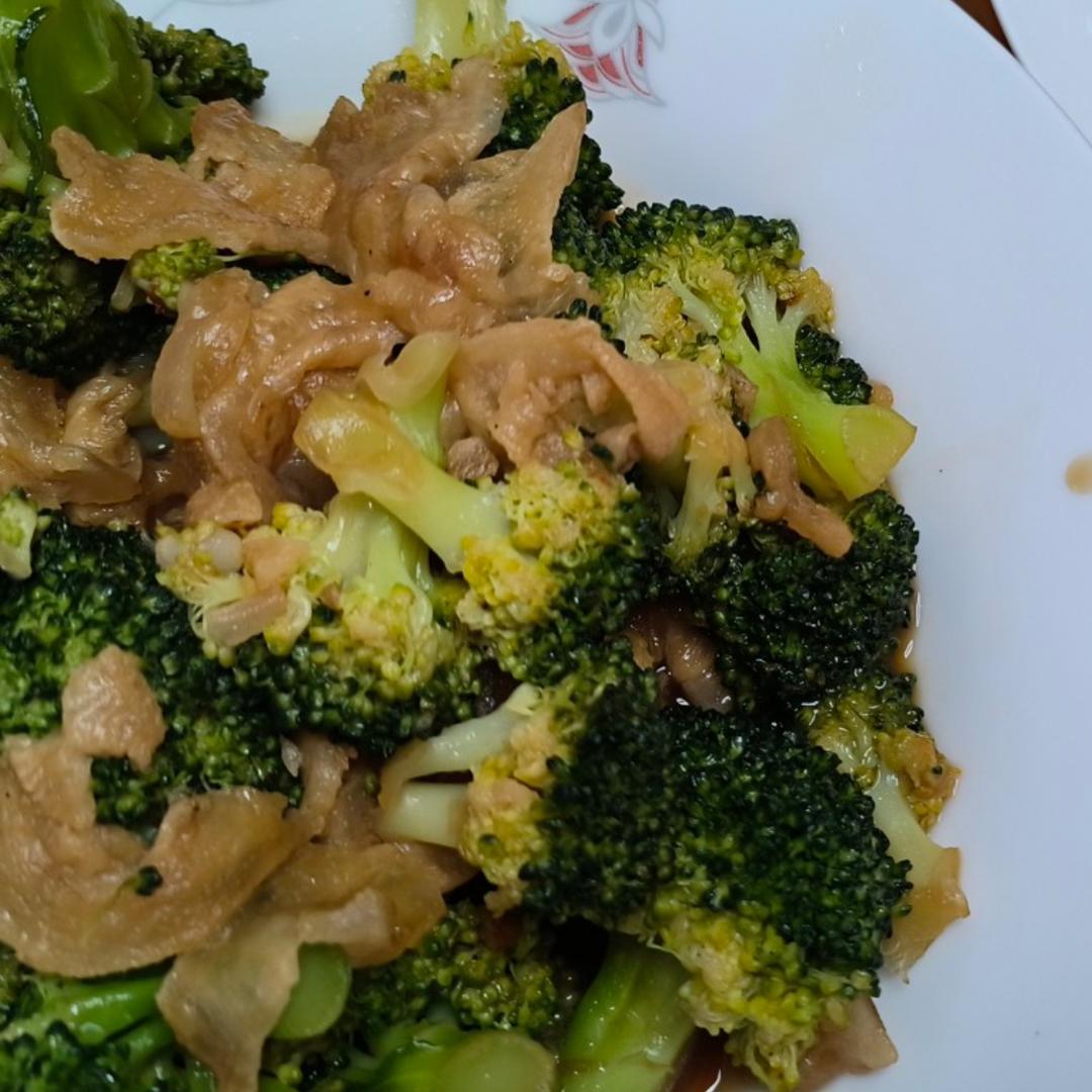 清炒西蓝花，口味清淡，营养价值高