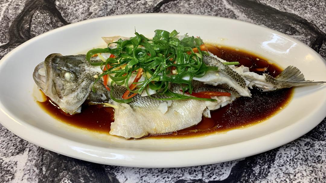 乐活教主的美食之——清蒸鲈鱼（电蒸炉版）的做法