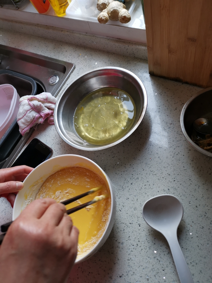 简单，制作电饭锅蛋糕🍰的做法 步骤1
