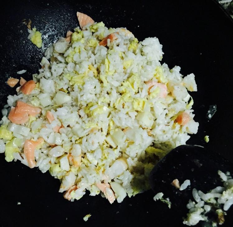 三文鱼虾仁炒饭的做法