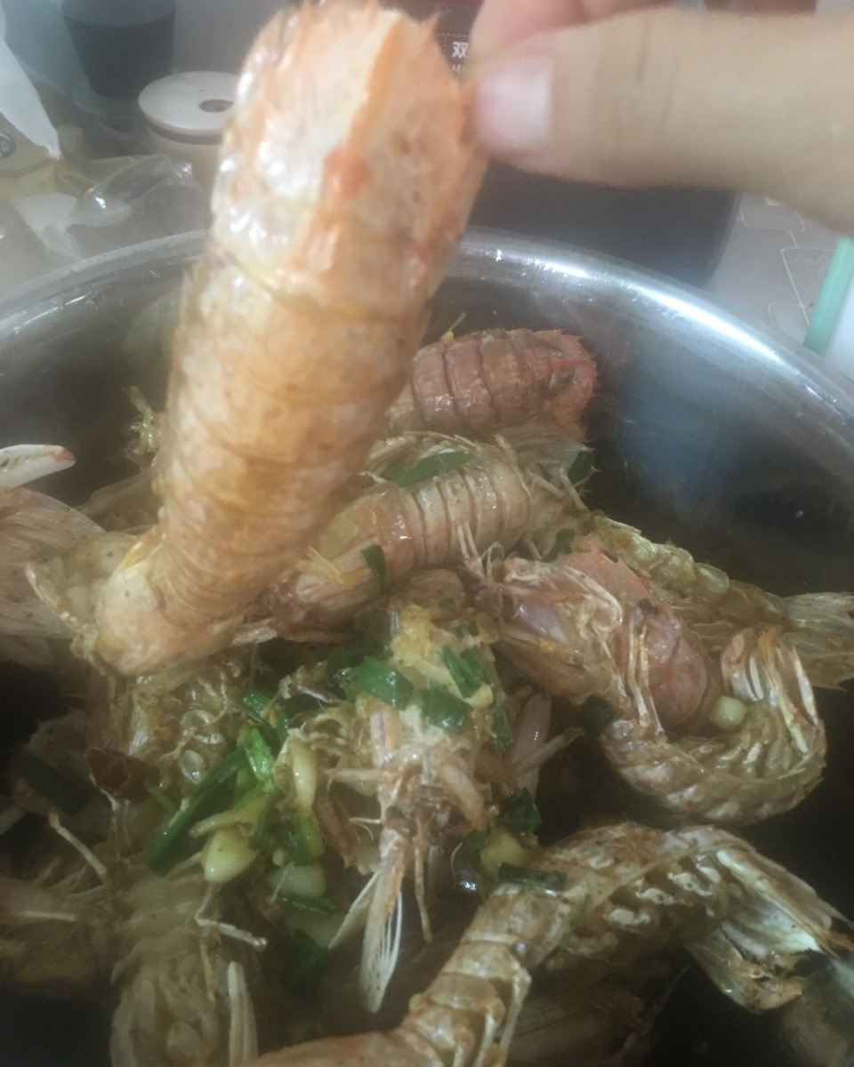 无油炸版的椒盐皮皮虾和巧拨虾壳的方法