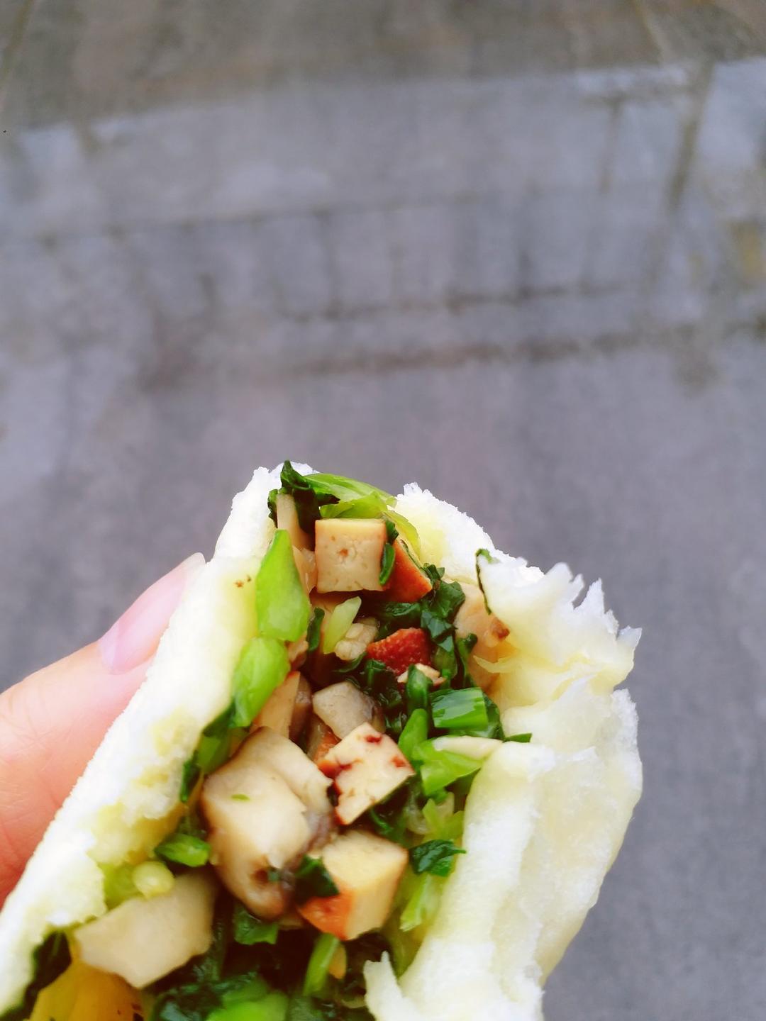 碧绿的香菇菜包子