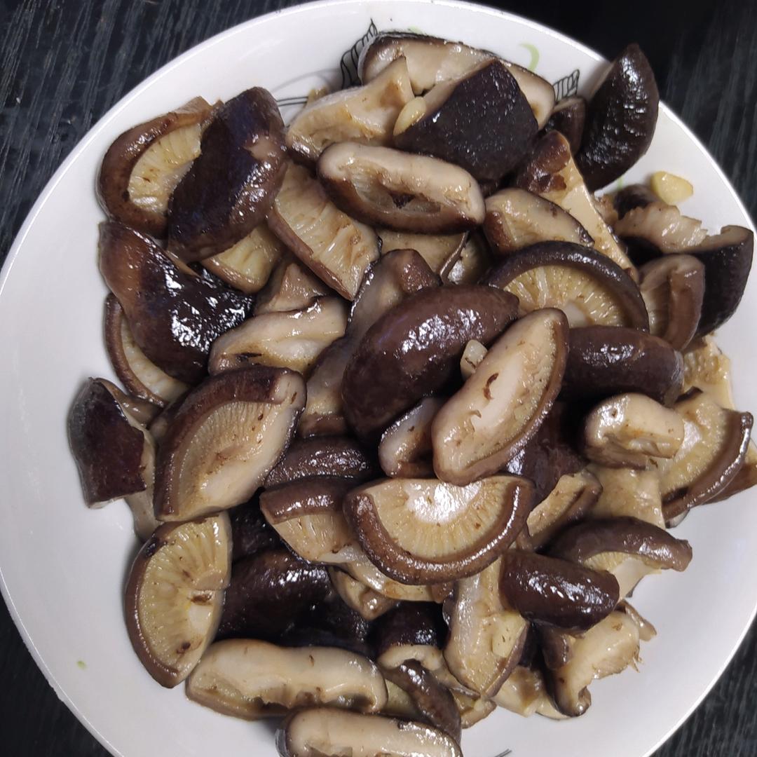 分享一个香菇好吃的做法，不用烧鸡不用炖汤，简单炒一炒，真香