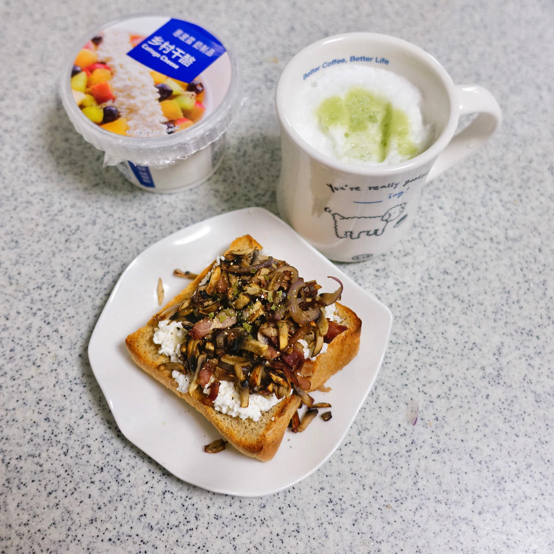 煎蛋烤蔬菜青酱吐司338Kcal