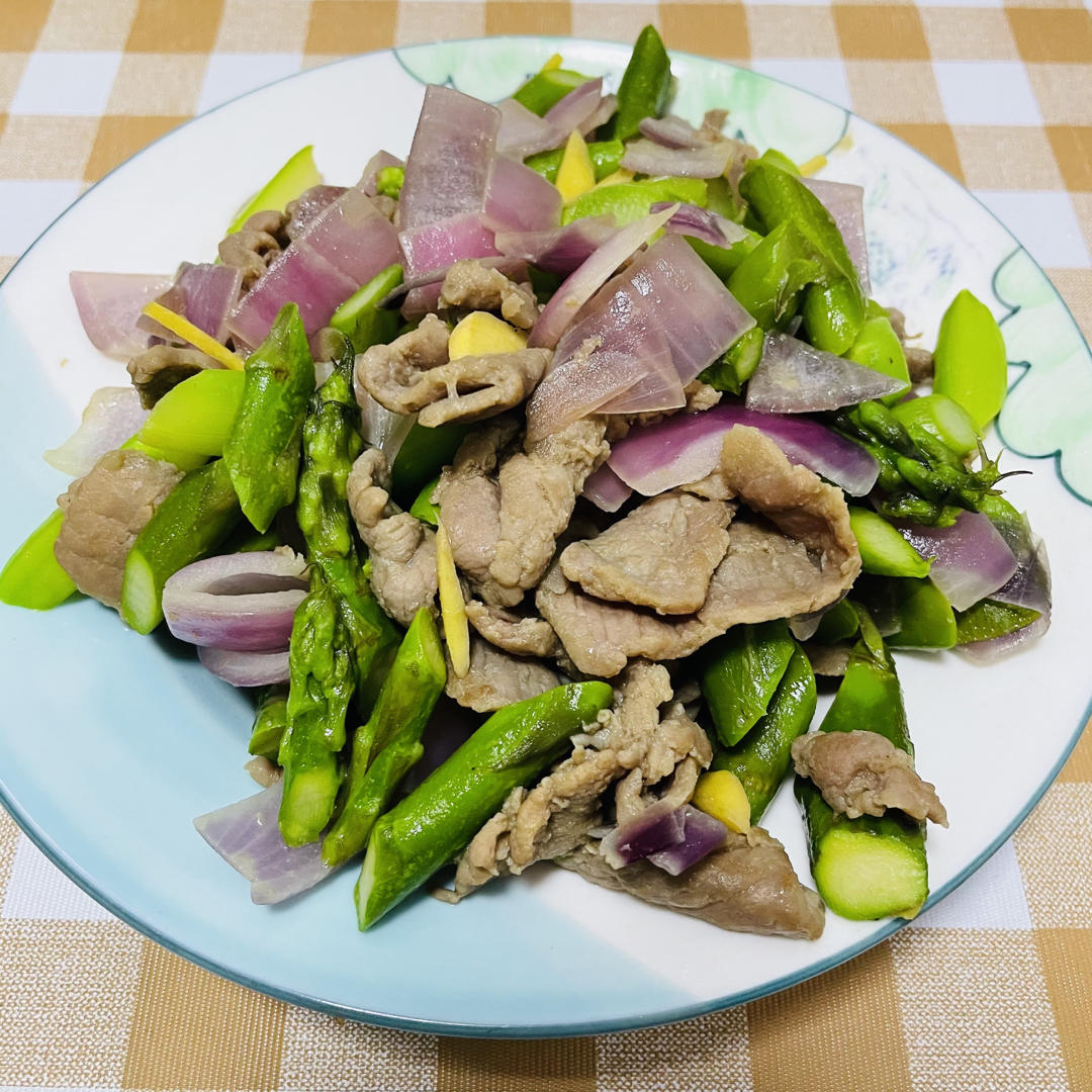 （减脂餐）洋葱芦笋炒牛肉（180大卡）