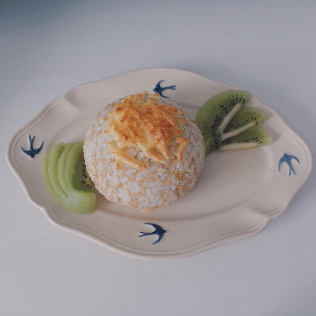 手握三角夹心藜麦饭团【健康一手握】