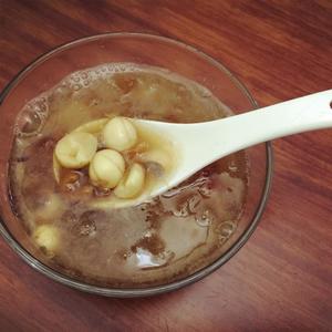 鲜莲子桃胶糖水的做法 步骤4