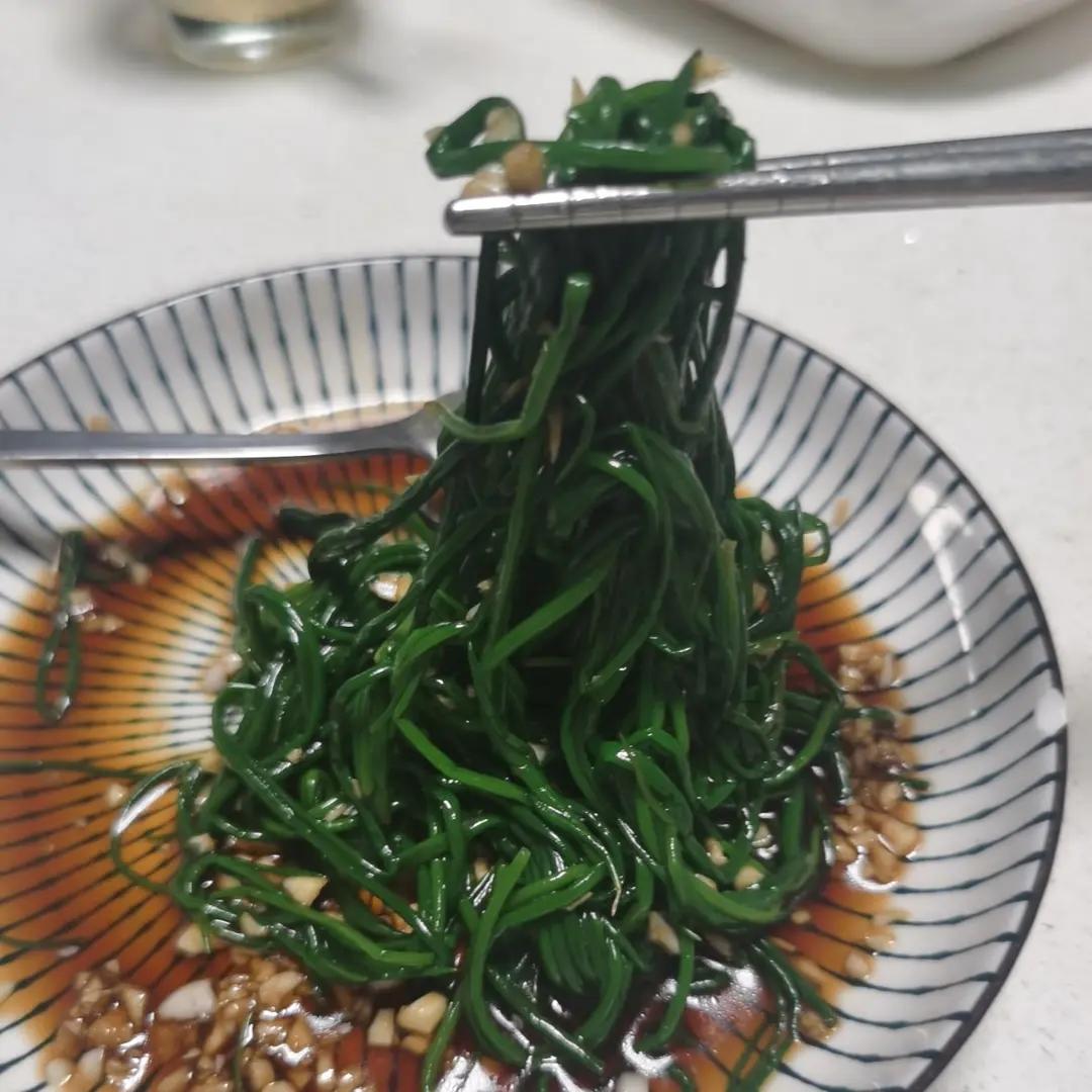绿脆绿脆的凉拌沙葱