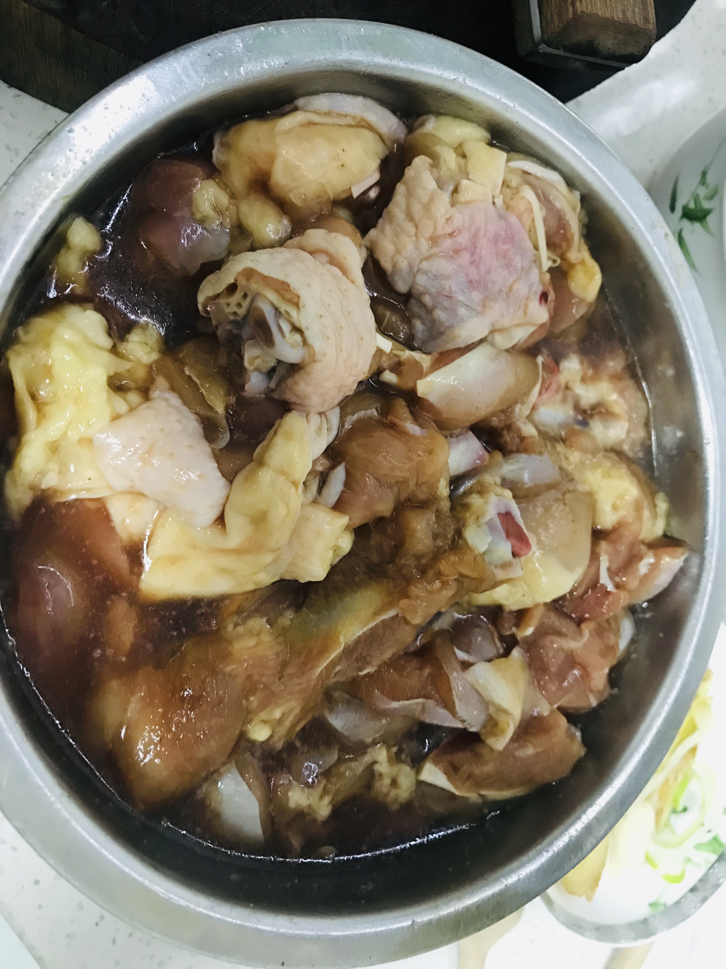下饭的鸡腿肉焖锅 吃出了黄记煌的赶脚 - <沐沐私房菜谱>的做法 步骤1