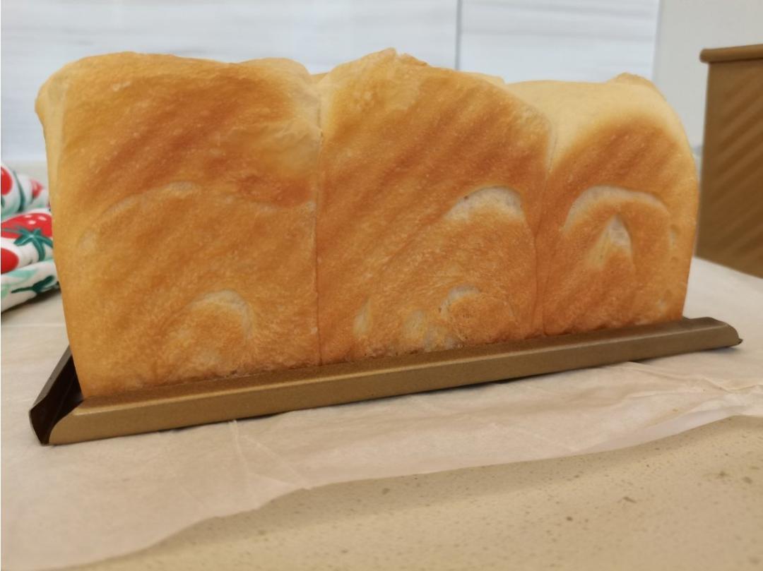 一次发酵的牛奶吐司，省事儿但依旧松软