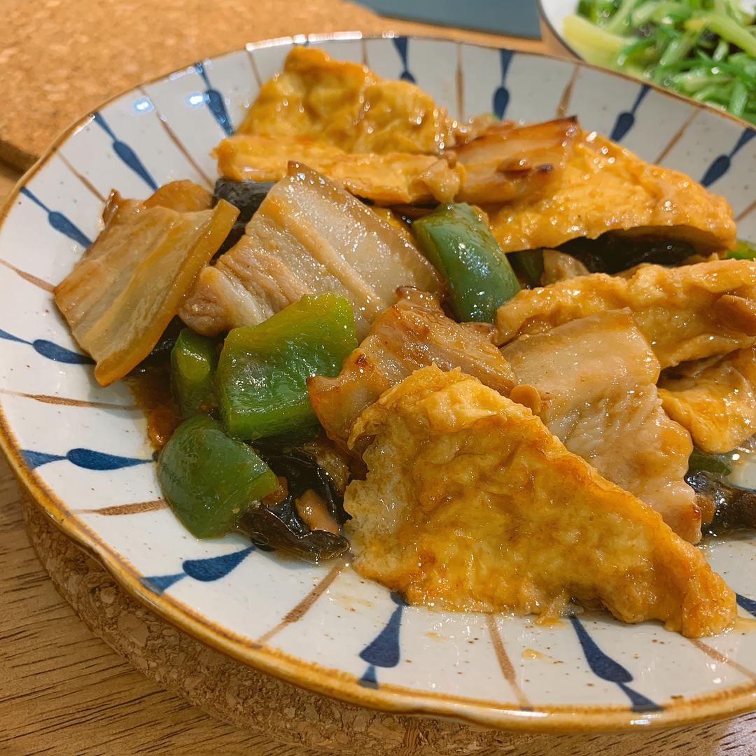 暂时叫不辣的回锅肉吧（五花肉油豆腐干青椒黑木耳炒一炒嘿！）