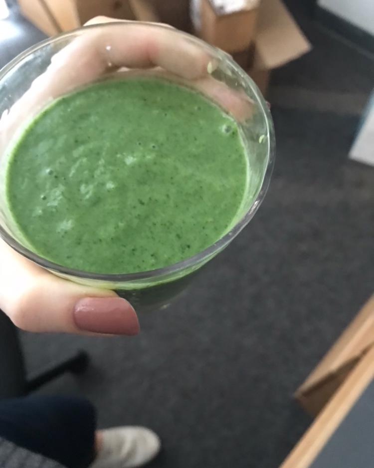 明星教练Harley Pasternak的菠菜Smoothie（思慕雪）