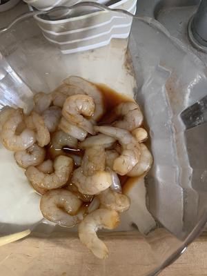 😀简单好做虾仁素三鲜水晶脆皮锅贴/煎饺的做法 步骤2