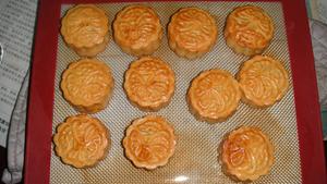 广式月饼——蛋黄莲蓉月饼的做法 步骤15
