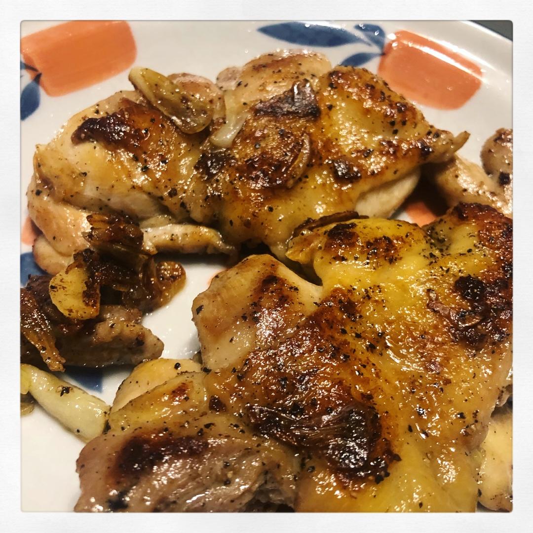 简单易做的香煎黑椒鸡排 柠檬鸡腿肉做法