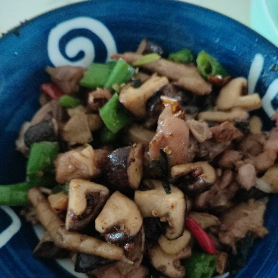 青线椒小炒鸡，麻辣鲜香