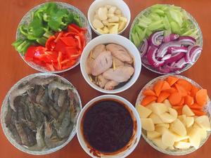 鸡翅鲜虾焖锅，美味不可挡的做法 步骤1