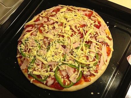 番茄青椒香肠双拼披萨pizza的做法 步骤4