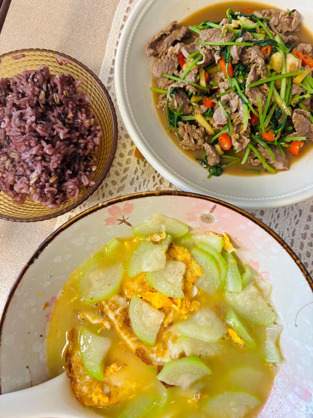 香菜炒牛肉，香辣下饭，爱吃香菜的朋友看过来，拌饭绝了