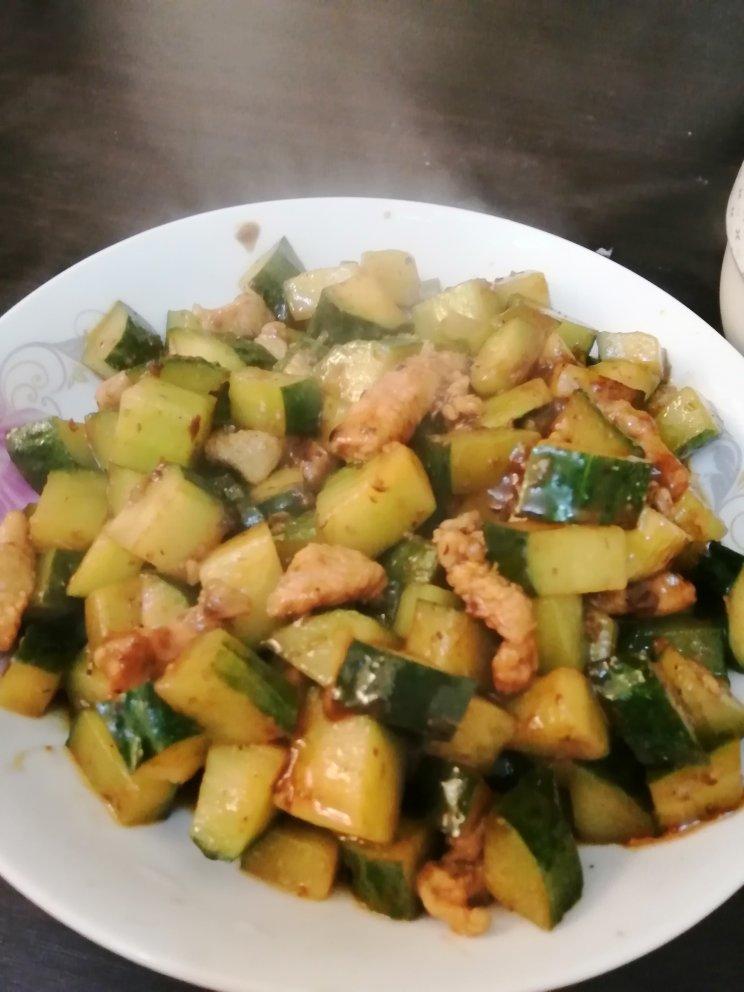 超级下饭的辣炒黄瓜鸡丁