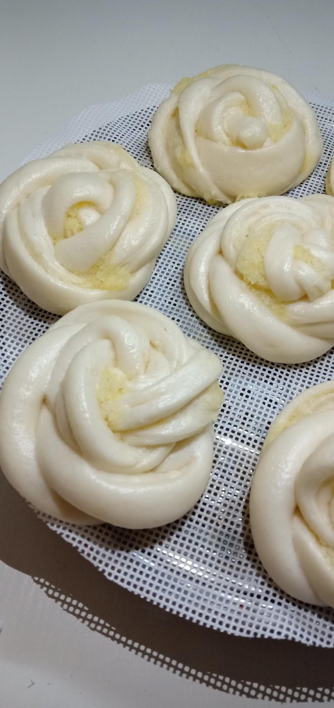 刚出锅就被孩子吃光的花卷（椰蓉牛奶花卷）