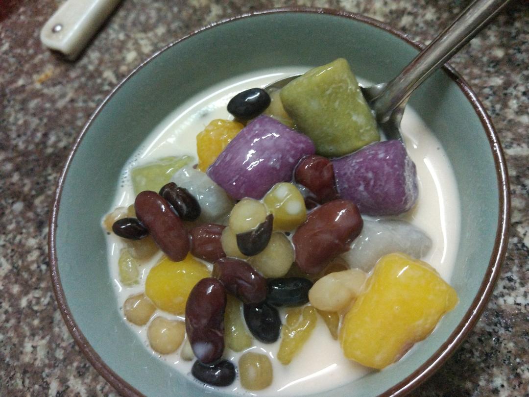 咖喱爱吃鱼蛋做的芋圆红豆奶茶