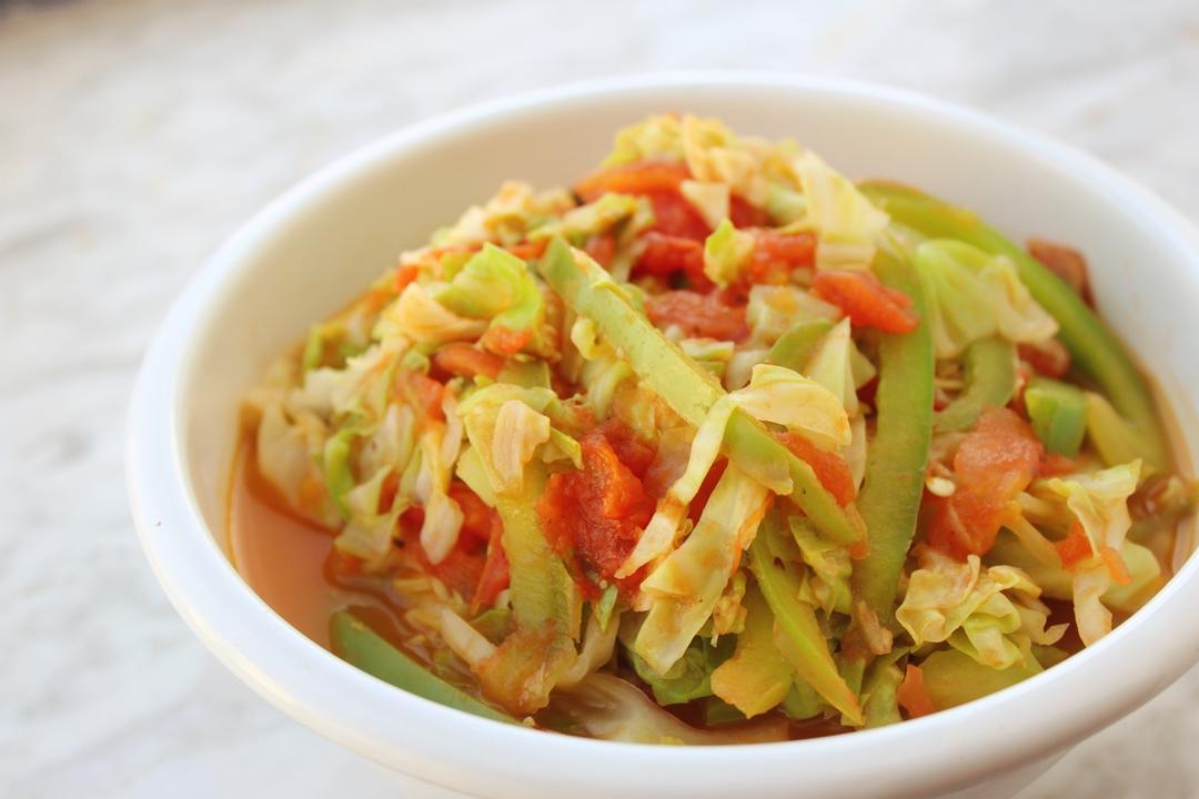 红魔鬼小姐做的番茄圆白菜(包菜)丝