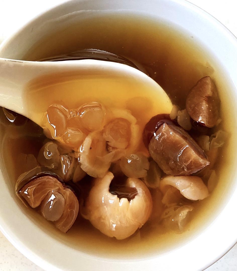 胶原红颜羹（桃胶皂角米银耳汤）