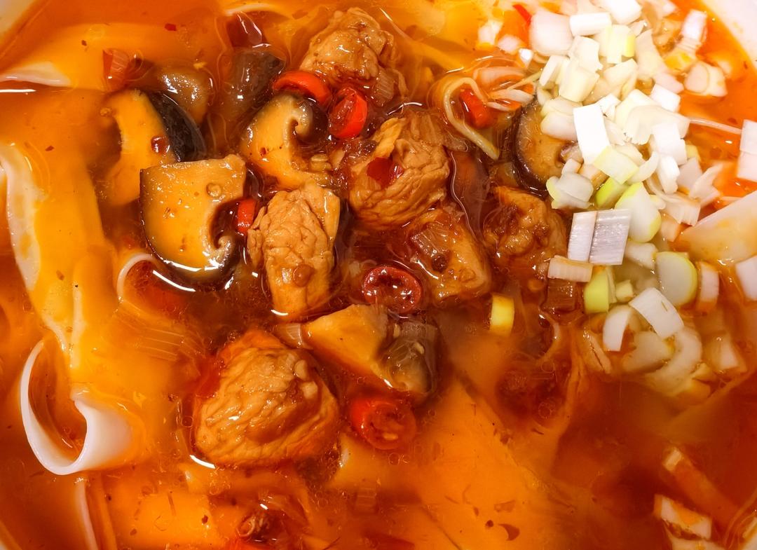 香菇鸡丁面(自制卤+刀削面/细挂面) 香菇鸡丁面(自制卤+刀削面/细挂面)