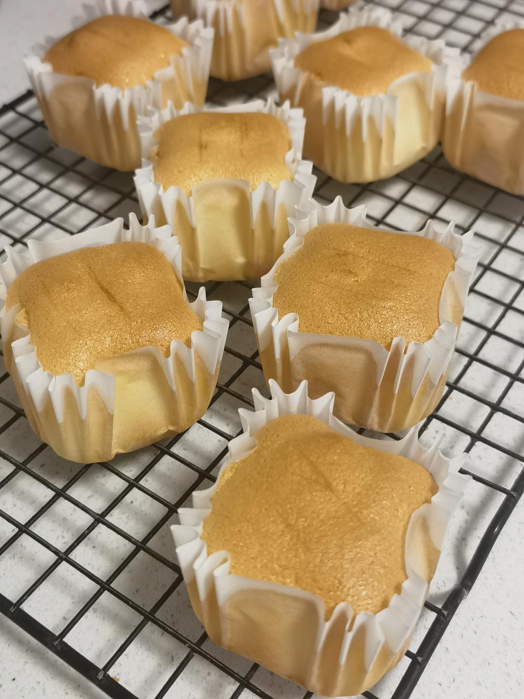 把古早蛋糕做成迷你的 味道居然还是那么的好！