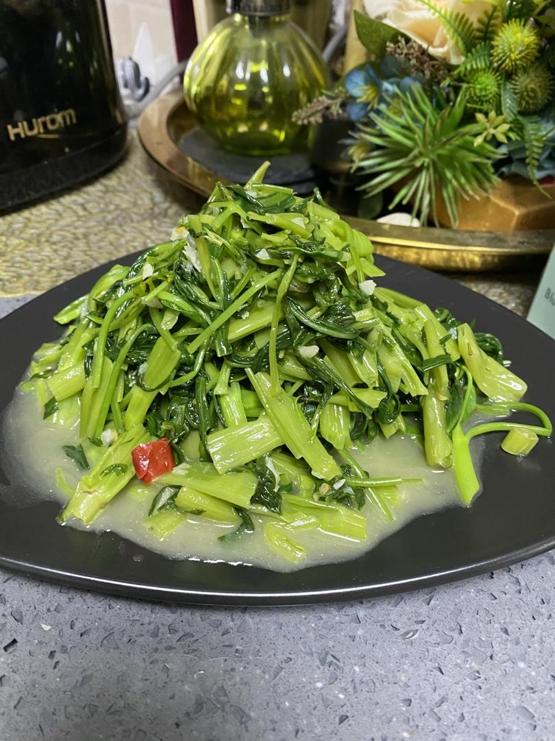 小美家常菜第三十道——蒜泥炒空心菜，一菜两吃