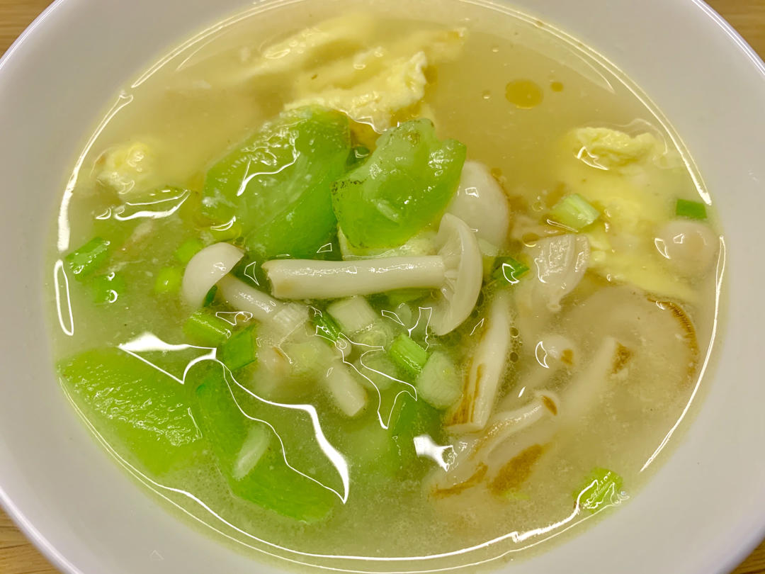 雨少寒轩做的只用盐调味就很鲜美丝瓜菌菇汤
