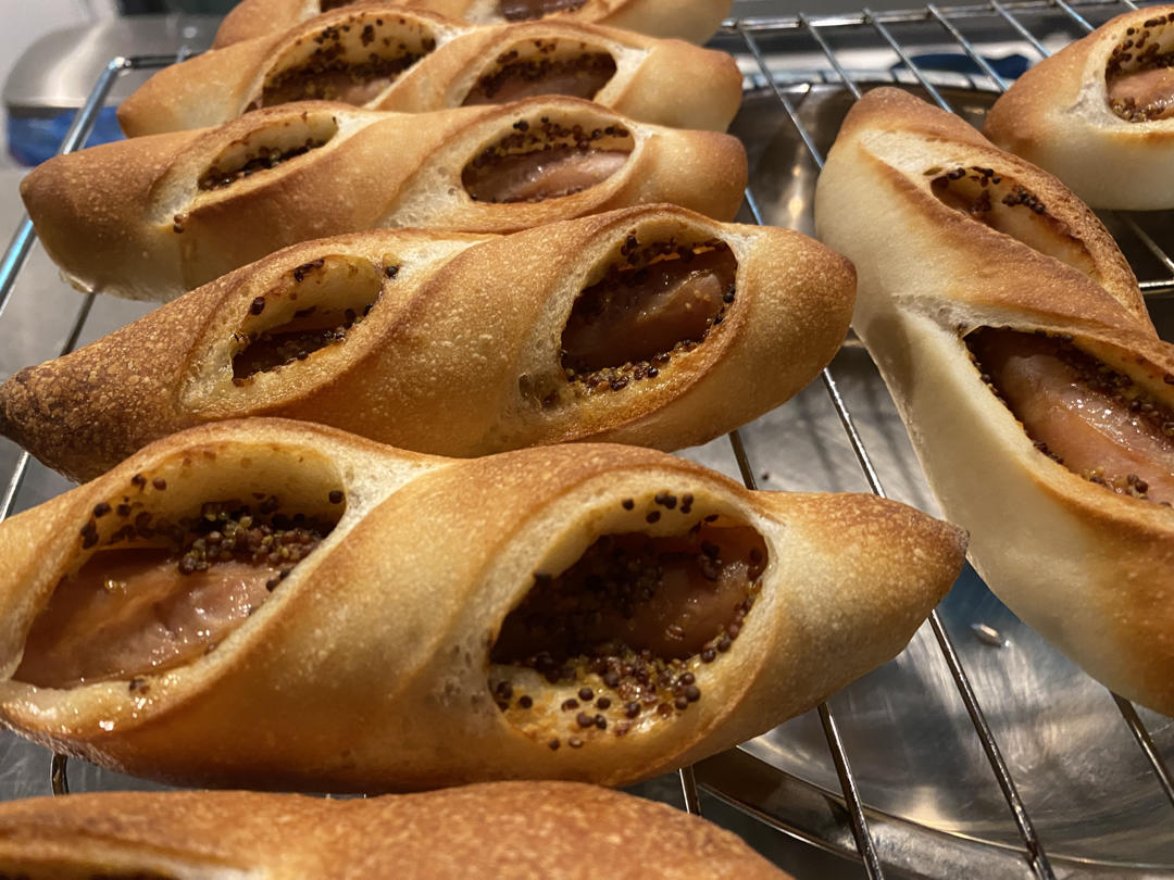 治愈甜腻的｜法式芥末籽香肠面包